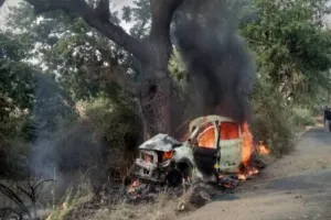 चलती कार में अचानक लगी आग, तीन की मौत