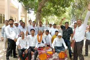 दोषी डाक्टर के खिलाफ भृष्टाचार  करने के चलते वकील का अनिश्चित कालीन धरना जारी।