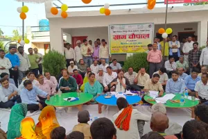 चौपाल लगाकर डीएम ने सुनी ग्रामीणों की समस्याएं ग्राम पंचायत कौरहे के लेखपाल को सस्पेंड करने के निर्देश