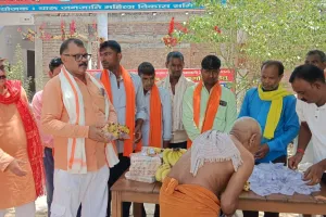 पीठाधीश्वर योगी आदित्यनाथ के 53वे जन्मदिन पर विश्व हिंदू महासंघ ने वृद्ध आश्रम में फल बाट व पानी पिलाकर वृद्धो की किया सेवा