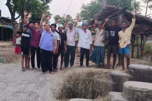 ग्रामीण संपर्क मार्ग पर बने नहर की टूटी रेलिंग दे रही हादसे को दावत