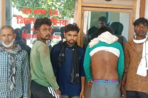 बाबुल का पेड़ काट रहे मजदूरों को रमाकांत यादव सिपाही ने बर्बरता के साथ किया पिटाई उधेड़ दी खाल