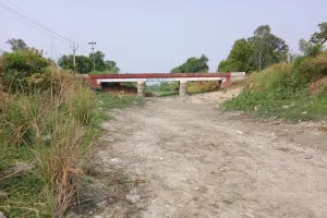 सूखी नहर देख किसान चिंतित, पिछड़ रही रोपाई।