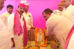 सपा के प्रदेश अध्यक्ष पहुंचे बनकट, ग्राम प्रधान के पिता को दी श्रद्धांजलि।