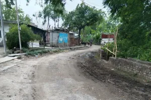 सड़क का हो गया बुरा हाल , जिम्मेदारों ने नही दिया ध्यान