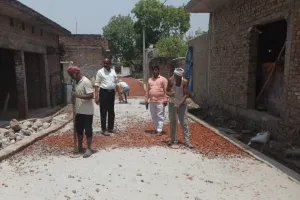 इंटर लाकिंग में हो रहे भ्रष्टाचार की शिकायत पर अवर अभियंता ने की जांच