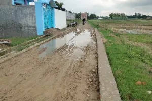  नगर पालिका  अकबरपुर! आर. सी. सी. सड़क निर्माण कार्य में घटिया सामग्री व ईट का धड़ल्ले से हो रहा प्रयोग