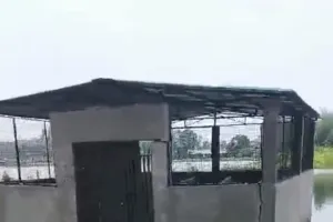 कूड़ा अपशिष्ट पदार्थ केंद्र निर्माण में जमकर खेल खेला गया जिससे एक भी बारिश का दंश नहीं झेल पाई और दिवारे फट गई