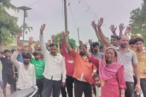 बिधुत विभाग के उदासीनता का दंश झेलने को मजबूर हैं स्थानीय लोग