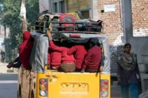 सड़क सुरक्षा व यातायात नियमों की खुलेआम उड़ा रहे धज्जियां, कान्वेंट स्कूलों के वाहन