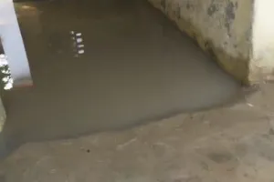 प्राथमिक विद्यालय में घुसा बरसात का पानी ,पठन-पाठन हुआ प्रभावित