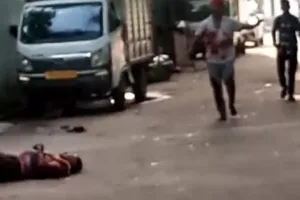  दिनदहाड़े फिल्मी स्टाइल में चाकू से गोदकर एक युवक की हत्या