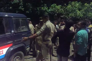 अनियंत्रित बाइक डिवाइडर से टकराई , एक कि मौत 