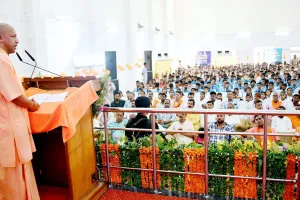 जमीन कब्जाने वाले को किसी भी दशा में बख्शे न जाएं- CM योगी 