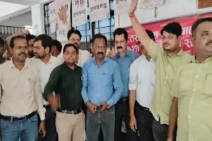 बाइक हटाने को लेकर लेखपाल दंपति को पीटा, लेखपालों में आक्रोश!