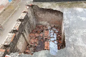 आकाशीय बिजली गिरने से घर क्षतिग्रस्त हुआ मकान ,घर में लगे विद्युत उपकरण भी जले