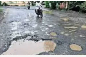 जानलेवा बन गई है बस्ती शहर की यह सड़क,कदम कदम पर हैं जानलेवा गड्ढ़े,खराब सड़क से जनता परेशान।