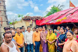 मृतक भाजपा कार्यकर्ता राजेन्द्र राम चंद्रवंशी के शोकसभा सभा में शामिल हुई भाजपा नेत्री शेफाली गुप्ता  