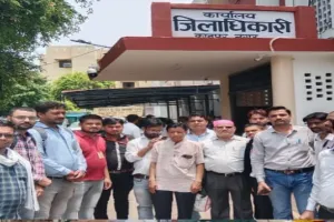 नेशनल मीडिया प्रेस क्लब ने राष्ट्रपति के नाम ज्ञापन डीएम को सौंपा 