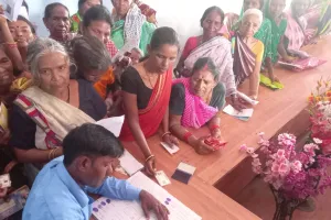 गोमिया प्रखंड के सभी पंचायतों में ग्राम सभा कर पेंशनधारियों का भौतिक सत्यापन किया गया