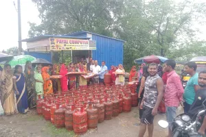 प्रधानमंत्री उज्जवला गैस योजना के तहत लाभुकों के बीच किया निःशुल्क गैस चुल्हा का वितरण