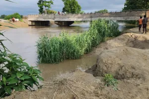 महाव नाले के जलस्तर में वृद्धि, ग्रामीण भयभीत