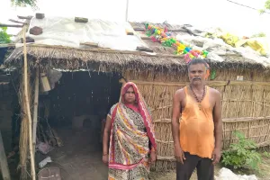 20 वर्षो से झोपड़ी में गुजर बसर करने को मजबूर गरीब परिवार