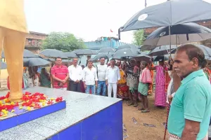 विनोद प्रगतिशील फाउंडेशन और द्वारा गरीब परिवारों के बीच छाता वितरण