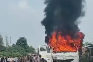 भीषण सड़क दुघर्टना, अनियंत्रित ट्रक ने चार छात्रों को रौंदा।