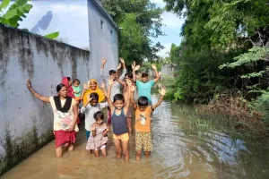 जल-भराव से भड़के लोग,पानी में खड़े होकर लोगों ने जताया रोष