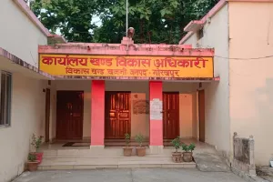  गोरखपुर : सरकारी धन का बंदरबांट , खुद के फर्म का बाउचर लगा कर भुगतान ले रहे प्रधान, जिम्मेदार मौन