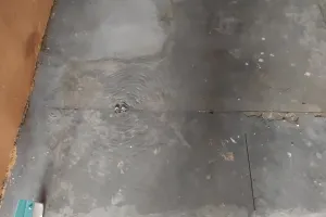 नदियों का जलस्तर बढ़ने से रहस्यमई तरीके से घर की फर्श से निकल रहा पानी 