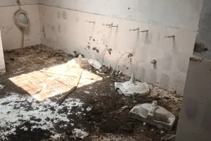 कटरा बाजार क्षेत्र पंचायत द्वारा वित्तीय वर्ष 2021-22 में निर्मित सामुदायिक शौचालय चढ़ा भ्रष्टाचार की भेंट।