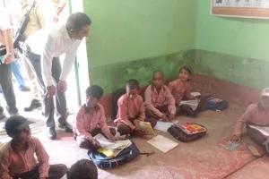 विद्यालय निरीक्षण के दौरान शिक्षक की भूमिका में नजर आए जिलाधिकारी