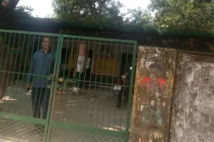 सप्ताह में एक दिन आती हैं प्रधानाध्यापिका 