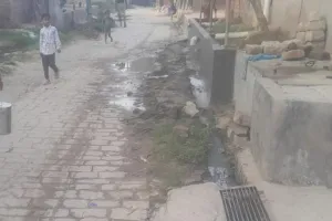 गांवों में नहीं पहुंच रहे सफाईकर्मी, लगा गंदगी का अंबार