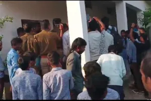 निजी विद्यालय में शौचालय में मिला कैमरा, छात्राओं ने किया जमकर हंगामा