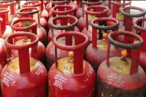 मानक को ताख पर रख संचालित हो रही इण्डेन गैस एजेंसी 