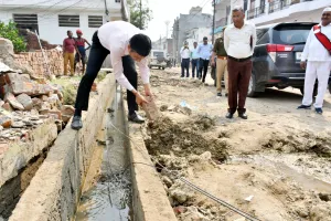 महाकुंभ के दुष्टिगत विकास प्राधिकरण द्वारा कराए जा रहे सड़क चौड़ीकरण एवं सुदृढ़ीकरण का निरीक्षण ।