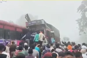 घाटमपुर में ट्रक बस की आमने सामने टक्कर : दो की मौत पांच घायल 