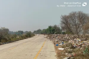 हाइवे बना है नगर पंचायत का कूड़ा डंपिंग ग्राउंड