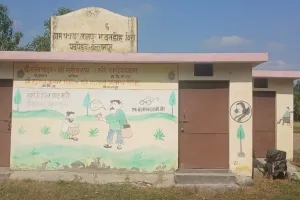 शोपीस बना सार्वजनिक शौचालय