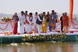 वैदिक मंत्रों के बीच पीएम मोदी ने किया संगम अभिषेक।