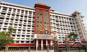 हाई कोर्ट ने सब रजिस्ट्रार और दो बाबू किये बहाल 