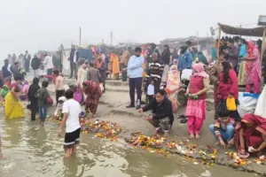 मकर संक्रांति पर कानपुर में लाखों ने लगाई गंगा में आस्था की डुबकी