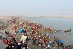 वाल्मिकीनगर : माघ मौनी अमावश्य व महाकुम्भ के पावन अवसर पर नारायणी संगम वाल्मीकिनगर श्रद्धालुओं ने लगाई आस्था की डुबकी 