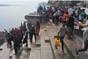 मौनी अमावस्या पर स्नान के लिए गंगा घाटों पर उमड़ी श्रद्धालुओं की भीड़ 