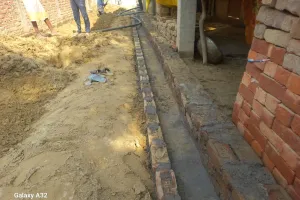 हो रहे नाली निर्माण कार्य में भारी लापरवाही आई सामने, पुरानी ईटों से कराया जा रहा है निर्माण कार्य।