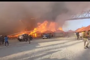 बड़ी खबर महाकुम्भ से-शास्त्री ब्रिज के नीचे पंडालों में लगी आग, फट रहे सिलेंडर ।