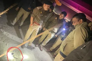 पुलिस मुठभेड़ में गौतस्कर गिरफ्तार, दरोगा के छू कर निकली गोली 